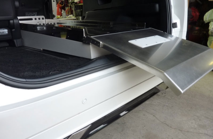 柩・ストレッチャー共用タイプ（ベルファイア装着例）