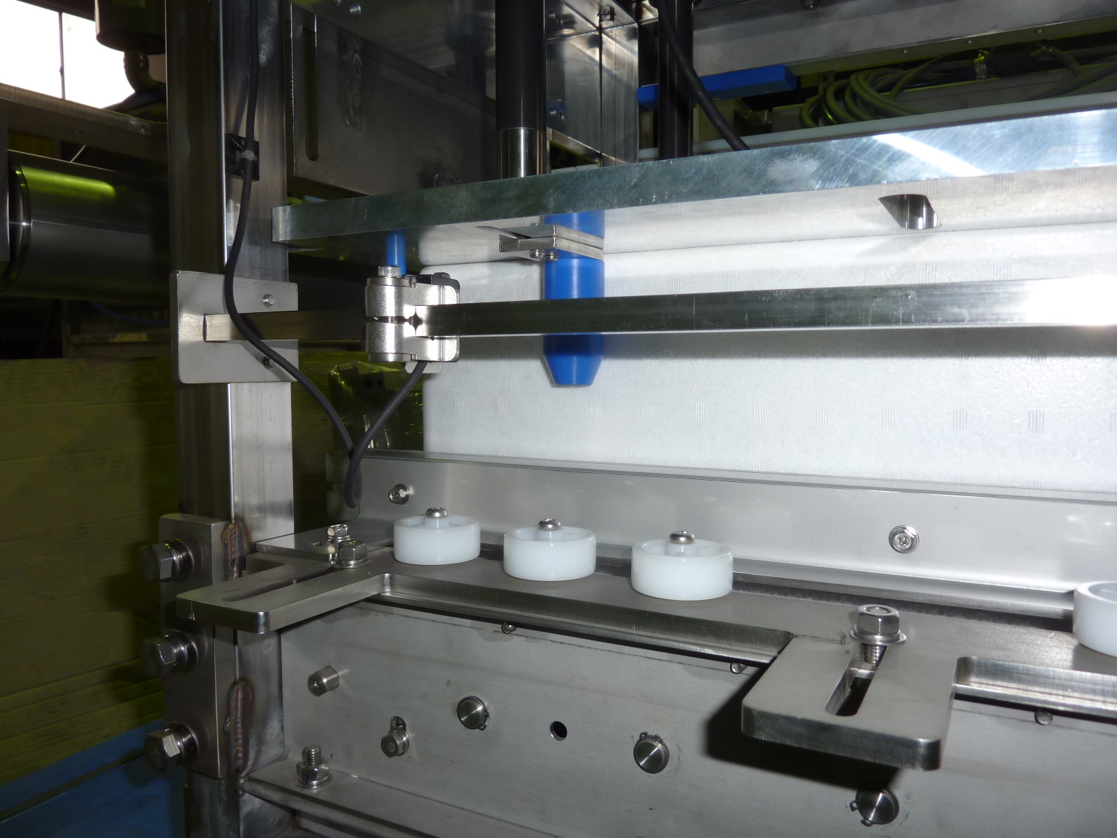 自動発泡蓋閉め装置製作中